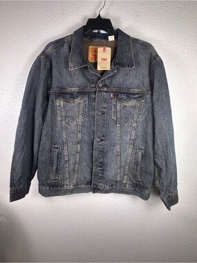 Levi's Men's Gray Relaxed Fit Jean Jacket
Button Front Collared Pockets L